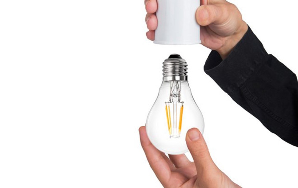  Tự thay bóng đèn cũng là cách giúp tiết kiệm chi tiêu 