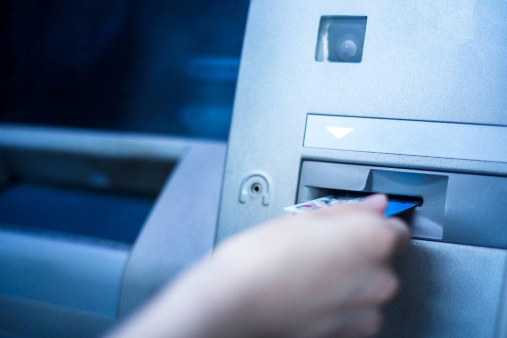  Chuyển tiền bằng cây ATM có nguy cơ bị nuốt thẻ khi thao tác sai nhiều lần 
