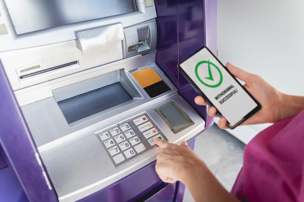  Chuyển tiền bằng cây ATM khách hàng sẽ phải trả một khoản phí nhất định 