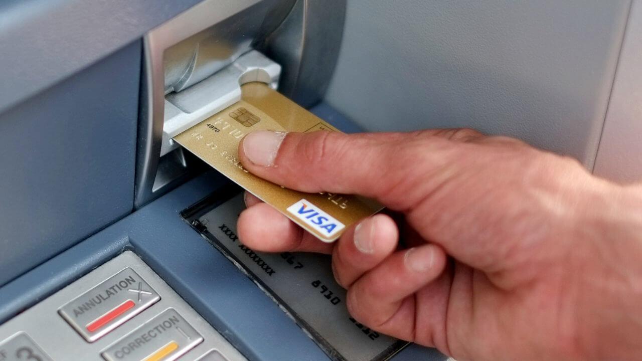  Chuyển tiền ở cây ATM nhanh chóng, tiện lợi 