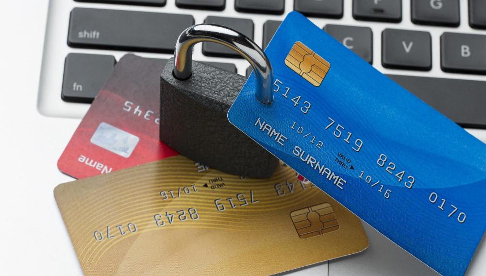  Khóa thẻ tín dụng khi không dùng đến để tránh những khoản phí phát sinh không cần thiết 