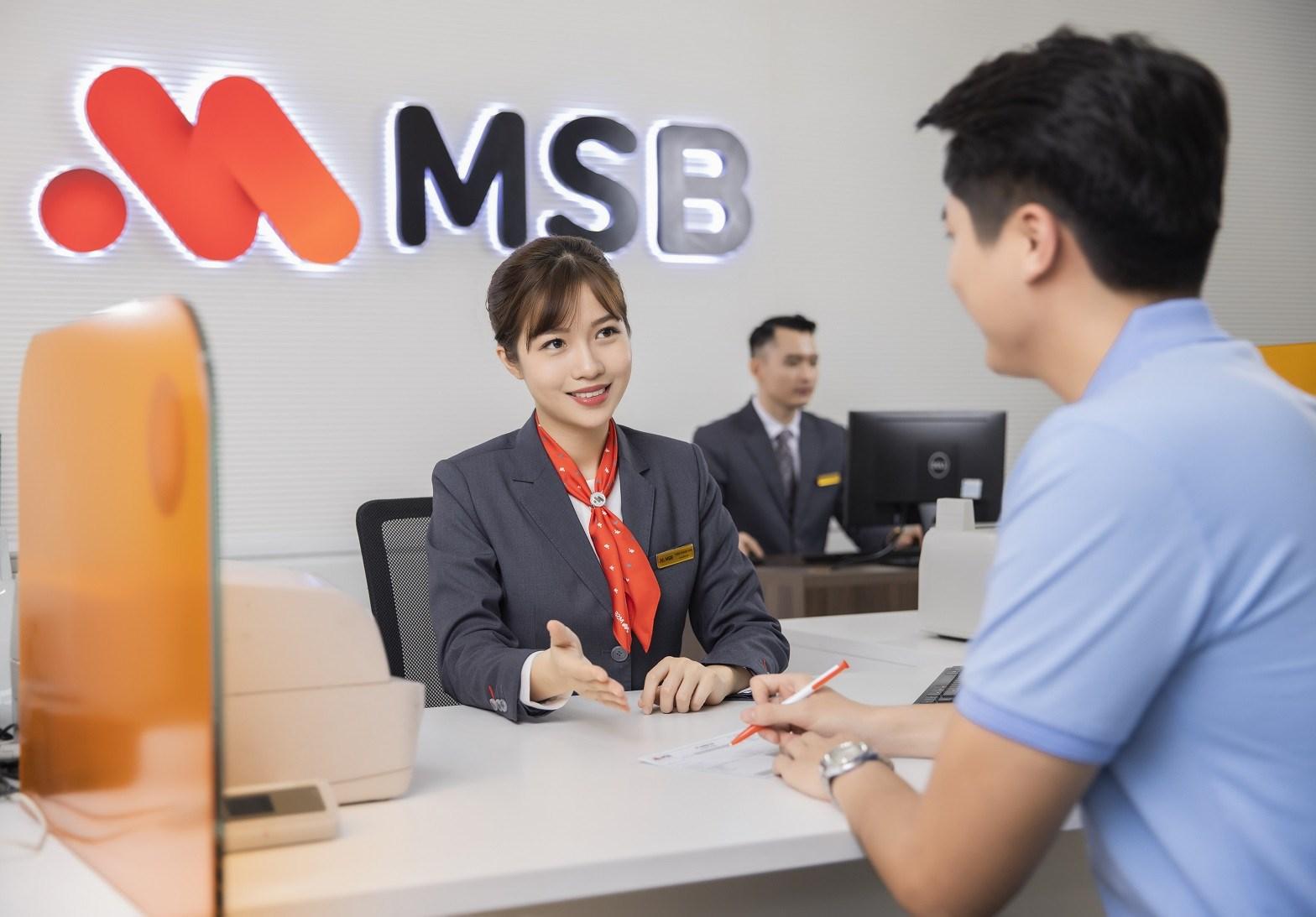  Nhân viên ngân hàng hỗ trợ khóa thẻ vè tư vấn mở lại thẻ tín dụng cho khách hàng khi cần thiết 