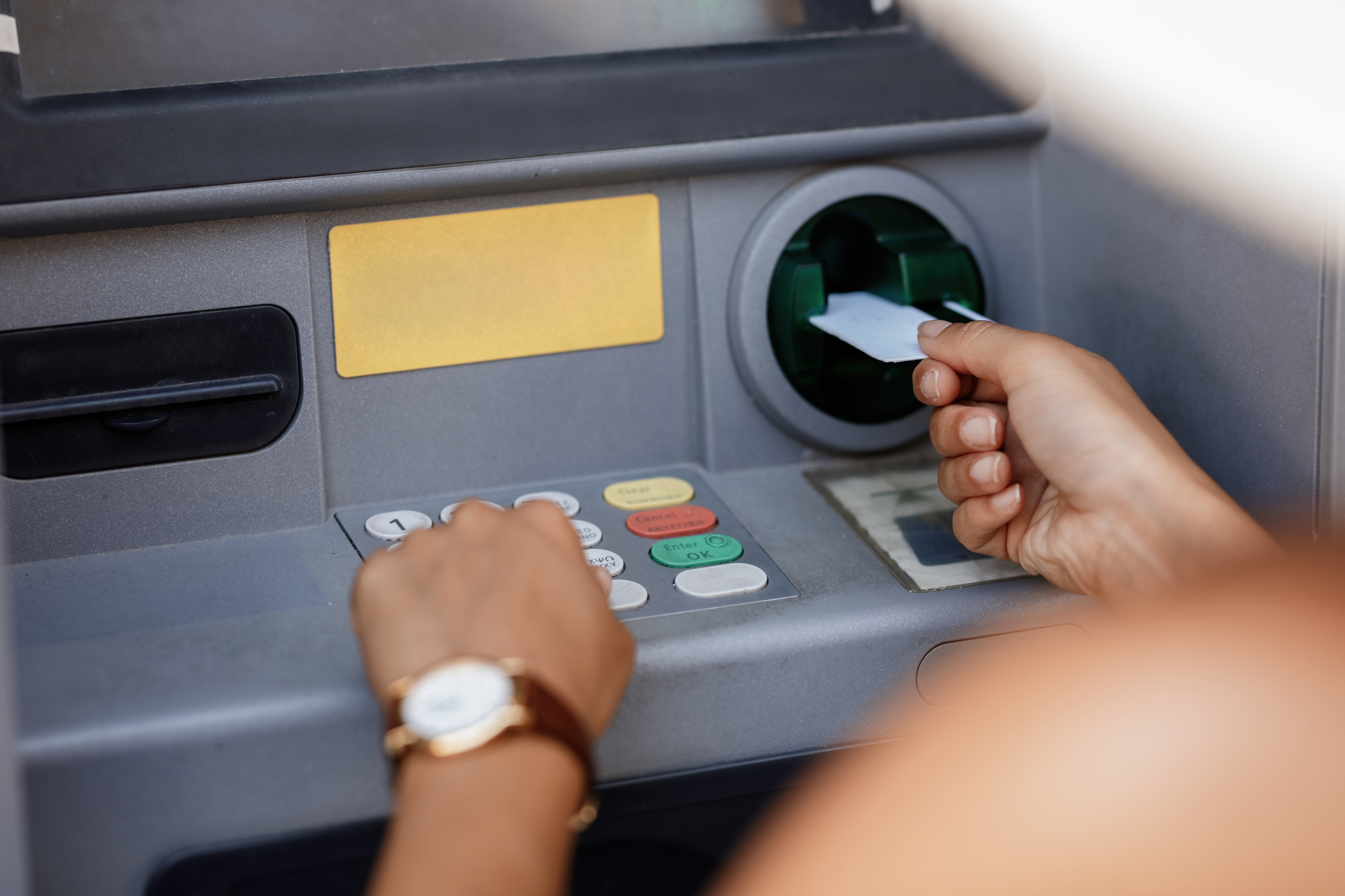 Cách rút tiền tại cây ATM