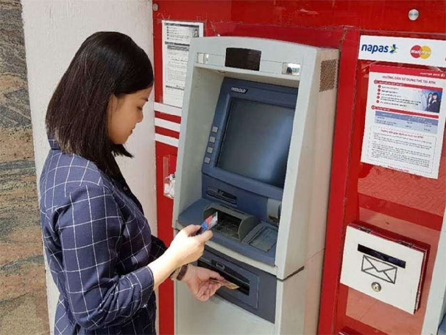 Rút tiền atm khác ngân hàng mất phí bao nhiêu