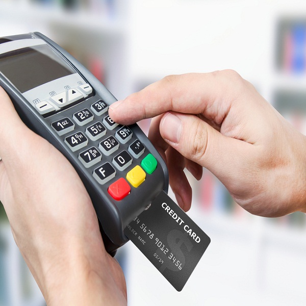 Thẻ tín dụng có rút tiền được không? Mức phí bao nhiêu?