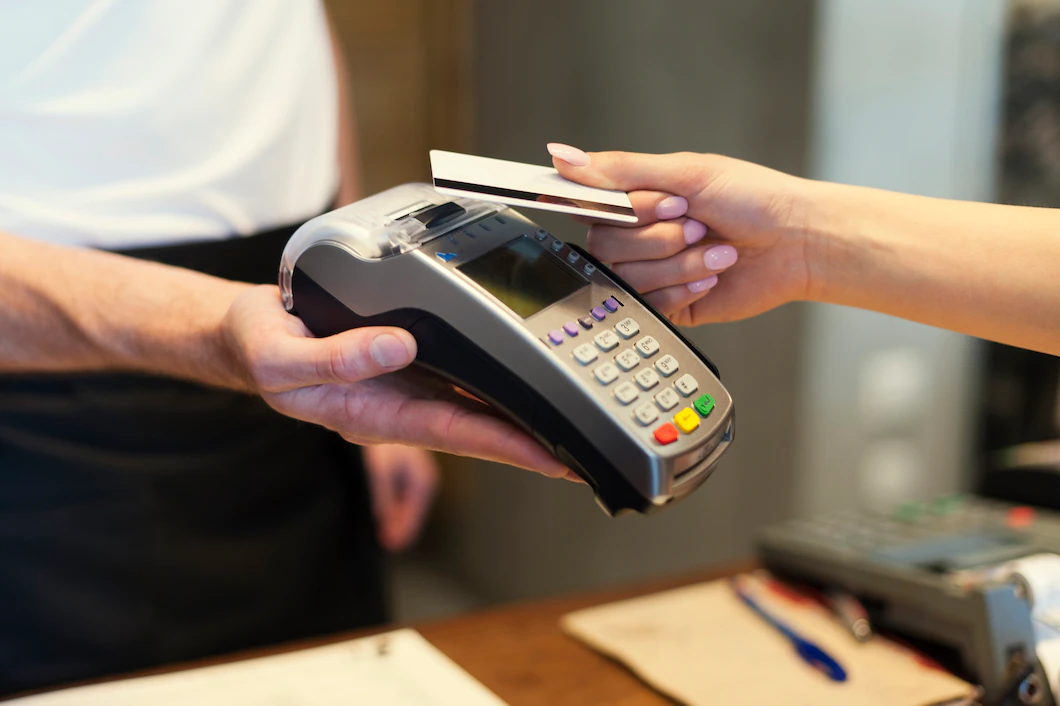  Sử dụng thẻ thanh toán quốc tế để thanh toán hóa đơn bằng máy POS 
