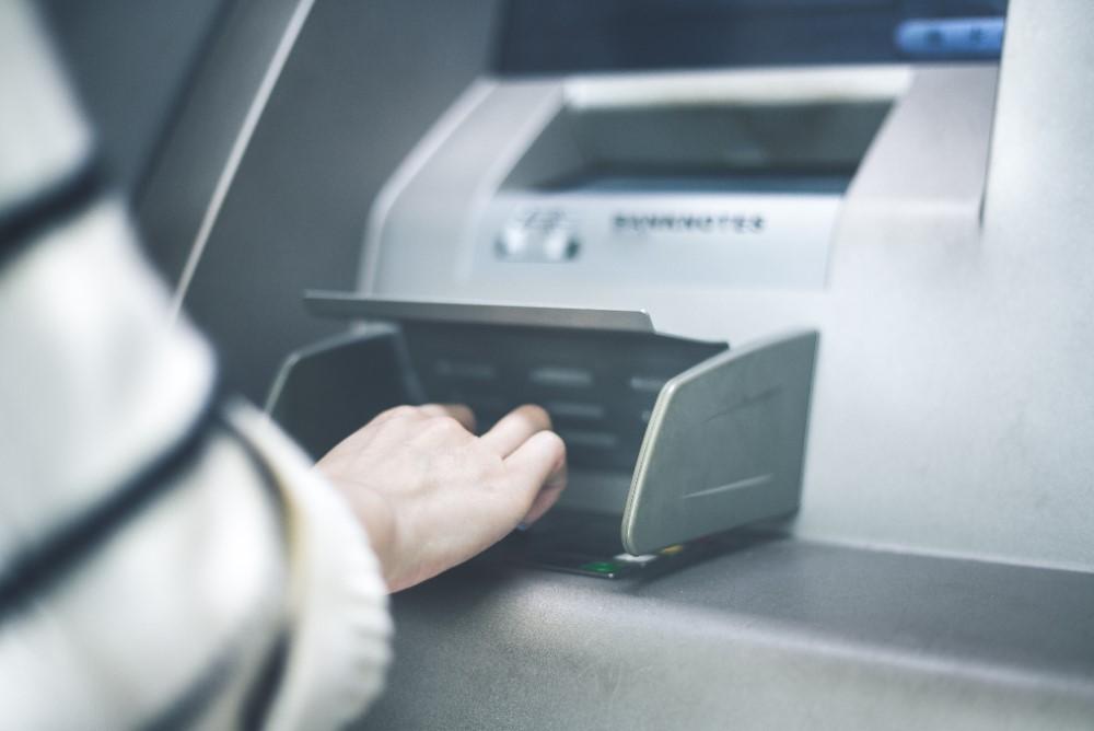  Thao tác chuyển tiền từ cây ATM rất đơn giản 