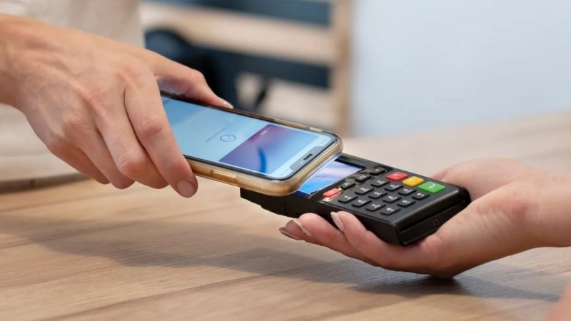  Máy mPOS gồm thiết bị đọc thẻ, phần mềm cài đặt và hệ thống xử lý giao dịch 