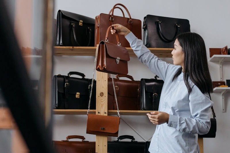  Mua túi xách hàng hiệu là một trong những ví dụ điển hình về tiêu sản 